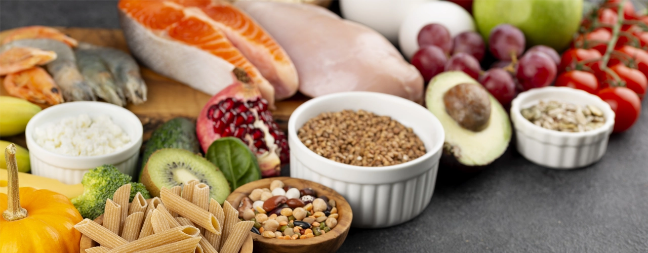 Alimentos frescos beneficiosos para las articulaciones: brócoli, aguacate, pescado, frutos secos