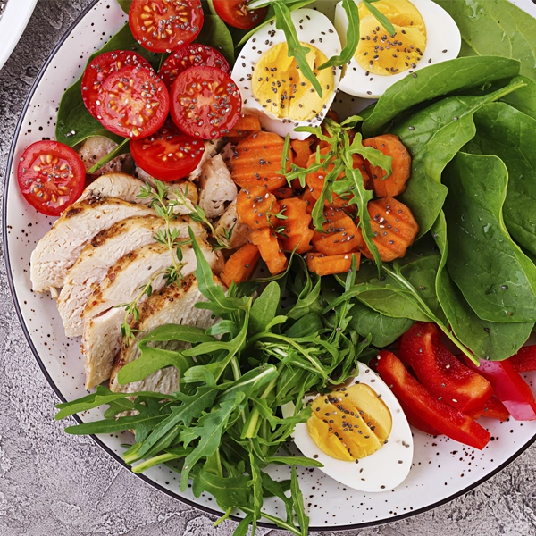 Ensalada con salmón y espinacas — plato saludable para las articulaciones